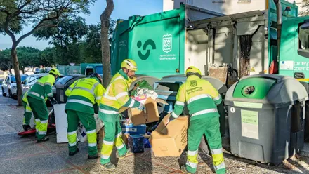 Operarios recogiendo la basura y restos en San Fernando.