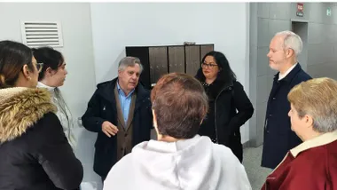 Los socialistas Óscar Torres y José Ramón Ortega en una reunión con vecinos y vecinas de Matadero.