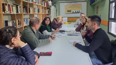 Mesa con la reunión de los Muñoz Arenillas Reina Victoria con AIG.
