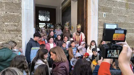 Los Reyes Magos, Cartero y Estrella de Oriente y niños y niñas en la visita de sus majestades a la Residencia de Ancianos de Fragela. Foto: José Luis Porquicho Prada.