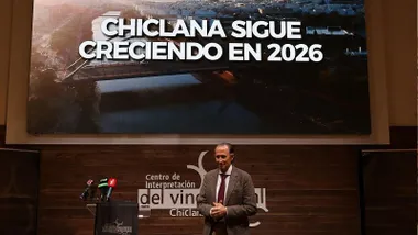El alcalde de Chiclana José María Román posa delante de la pantalla del auditorio.