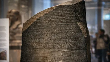 Piedra Rosetta expuesta en el Museo Británico.