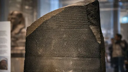 Piedra Rosetta expuesta en el Museo Británico.