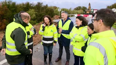 Alcalde y consejera con chaleco reflectante en el tramo derrumbado.
