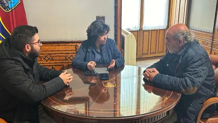 Reunión de la alcaldesa con el Consejo en una mesa, charlan sobre la Semana Santa en Sanlúcar.