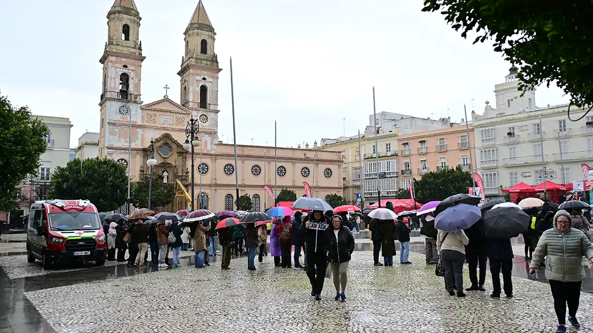 La plaza de San Antonio en los primeros momentos de esta Ostionada 2026. Foto: Eulogio García.