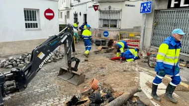 Operarios trabajando en la calle con el hundimiento de la misma.