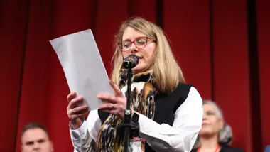 La secretaria del Jurado de juveniles, Amanda Real, leyendo el listado de las agrupaciones finalistas. Foto: Albera.