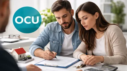 Pareja leyendo una póliza de seguros.