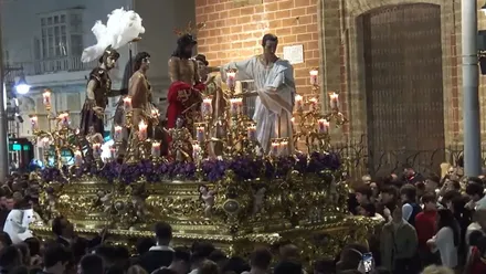 Paso del Lunes Santo en San Fernando procesionando por las calles de la ciudad.