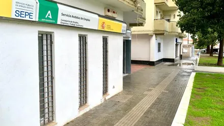 Fachada de la oficina del SEPE en Rota con sus carteles de la Junta de Andalucía en verde y blanco.