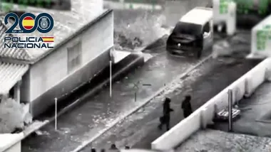 Dos personas captadas por una cámara de visión nocturna de la Policía Nacional.