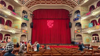 Telón del Gran Teatro Falla en preliminares