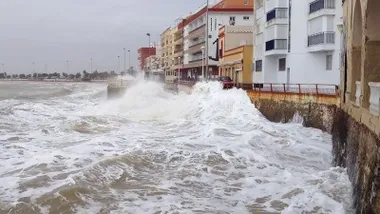 Olas golpeando la parte estrecha del paseo de Chipiona.