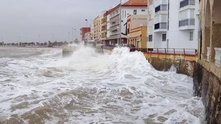 Olas golpeando la parte estrecha del paseo de Chipiona.