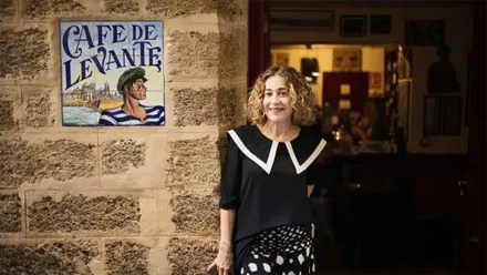 Tere Torres, en la puerta de su 'Café de Levante'. Foto: Café de Levante.