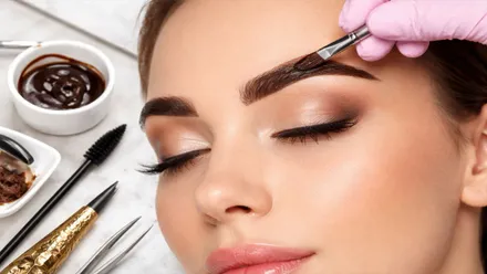 Chica aplicando un tinte para las cejas.