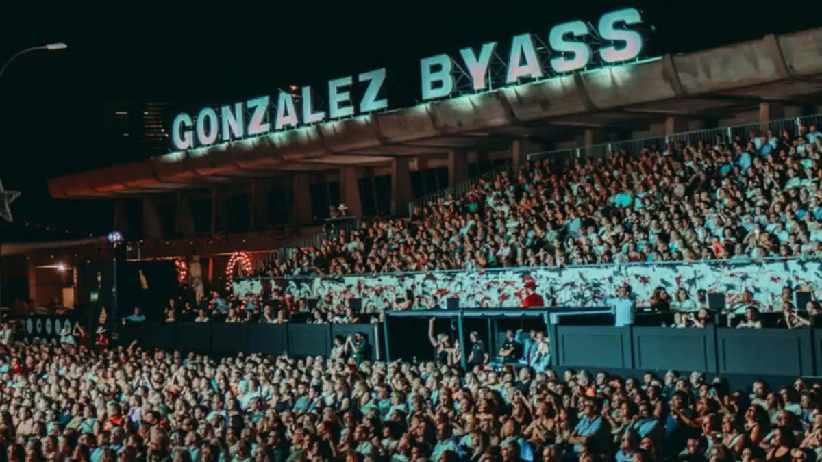 Gradas del Tío pepe Festival en las Bodegas González Byass repletas.