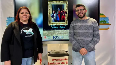 Narciso Vita junto a la presidenta y el cartel de la exposición "Tipo, tipo".