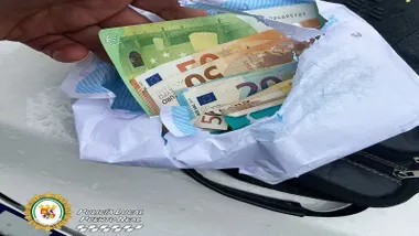 Sobre con muchos billetes de diferente valor.