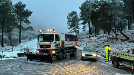 Personal de mantenimienro de carreteras trabaja para reabrir las vias cerradas por la nieve. Foto: Canal Sierra de Cádiz.