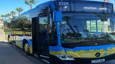Bus en colores azul y amarillo de Sanlúcar de Barrameda.