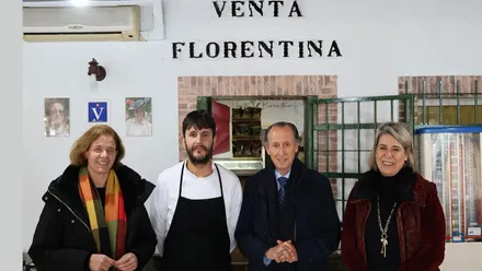 El alcalde y las delegadas junto al chef en Venta Florentina en Chiclana.