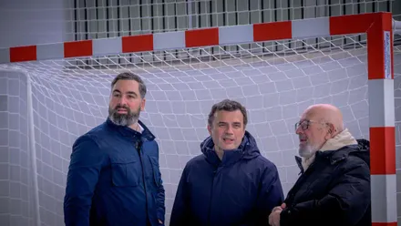 El alcalde, Bruno García, esta vez sin casco, junto al concejal de Deportes, Carlos Lucero, y aun representante vecinal.