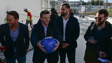 El alcalde de Cádiz, Bruno García, bromea con un caso de obra antes de atender a los medios