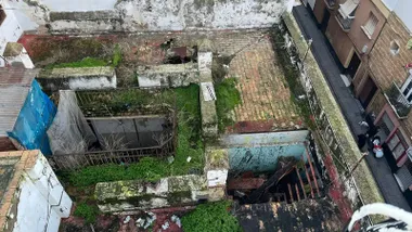 Imagen superior de los edificios situados en Sagasta 77 y 79, en Cádiz. Las viviendas aparecen cerradas y sin actividad visible, sin presencia de operarios ni maquinaria, lo que evidencia la ausencia de obras en el interior de las fincas.