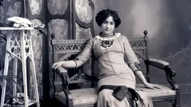 Sentada y posando en un sillón rústico Margarita Xirgu.