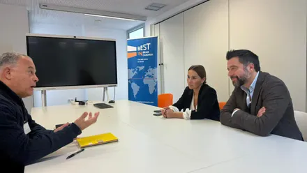 El delegado de la Zona Franca de Cádiz, Fran González, acompañado por la directora de Promoción Empresarial y Comercio Exterior, Marta Domínguez, ha realizado una visita institucional a Las Palmas de Gran Canaria para conocer espacios estratégicos vinculados a la innovación y la tecnología. La agenda incluyó el edificio Incube y las instalaciones de Astilleros Canarios (Astican), en el marco de la cooperación entre las siete zonas francas españolas. Durante su estancia en la isla, los representantes gaditanos visitaron el edificio Incube, un centro promovido por la Sociedad de Promoción Económica de Gran Canaria (SPEGC) orientado al impulso de proyectos empresariales basados en TIC aplicadas al turismo y al ocio. El espacio destaca por su integración con el entorno y por el uso de soluciones constructivas que reducen el consumo energético mediante ventilación e iluminación natural. Este enfoque, alineado con criterios de sostenibilidad y eficiencia, conecta con las líneas estratégicas que la Zona Franca de Cádiz está desarrollando en sus propios proyectos vinculados a la industria 4.0 y la economía circular. La visita permitió reforzar contactos con empresas canarias con las que ya se había iniciado relación durante una jornada de incubadoras de alta tecnología celebrada en octubre en Las Palmas. Aquel encuentro despertó el interés de distintas entidades por conocer los proyectos de innovación y emprendimiento que se desarrollan en Cádiz, así como las posibilidades que ofrecen sus recintos fiscales. Fran González destacó que este tipo de acciones permiten conocer modelos diversos que pueden servir de referencia y enriquecer el ecosistema innovador que se está construyendo desde el Consorcio gaditano. La agenda institucional incluyó también una visita a Astilleros Canarios (Astican), un astillero de reparación naval especializado en el mantenimiento y conversión de embarcaciones, estructuras y unidades vinculadas a energías renovables marinas y offshore. La innovación constituye uno de los ejes fundamentales de su estrategia, apoyada en un equipo humano con amplia experiencia en el sector. Para el delegado de la Zona Franca de Cádiz, estas misiones no solo aportan modelos de referencia, sino que también contribuyen a dar visibilidad al ecosistema empresarial y emprendedor gaditano en enclaves considerados estratégicos La visita a Gran Canaria se enmarca en la alianza entre las siete zonas francas españolas, una coordinación orientada a compartir sinergias, facilitar contactos institucionales y empresariales, intercambiar modelos de gestión e innovación y reforzar la proyección exterior de cada uno de los territorios.