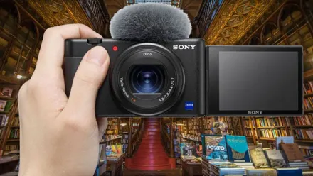 Mano sosteniendo una cámara Sony Zv1 en una librería.