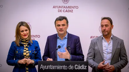 El alcalde de Cádiz, Bruno García, en rueda de prensa con sus ediles Beatriz Gandullo y José Manuel Cossi.