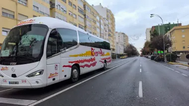 Un autobús detenido en un semáforo de la avenida principal de Cádiz con el suelo mojado tras una lluviosa madrugada y cielo nublado en la mañana de este domingo 18 de enero. Foto: José Luis Porquicho Prada.