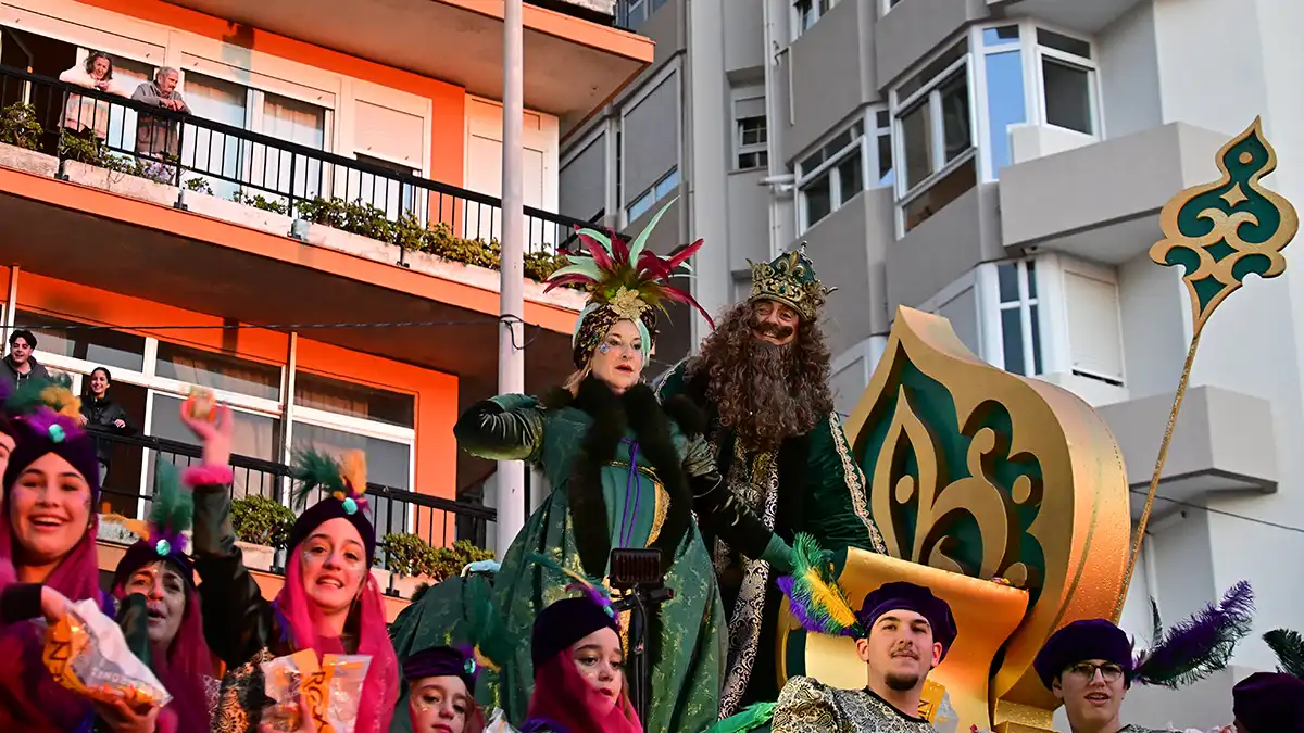 Carroza del Rey Gaspar con decoración oriental durante la Cabalgata de Reyes Magos.