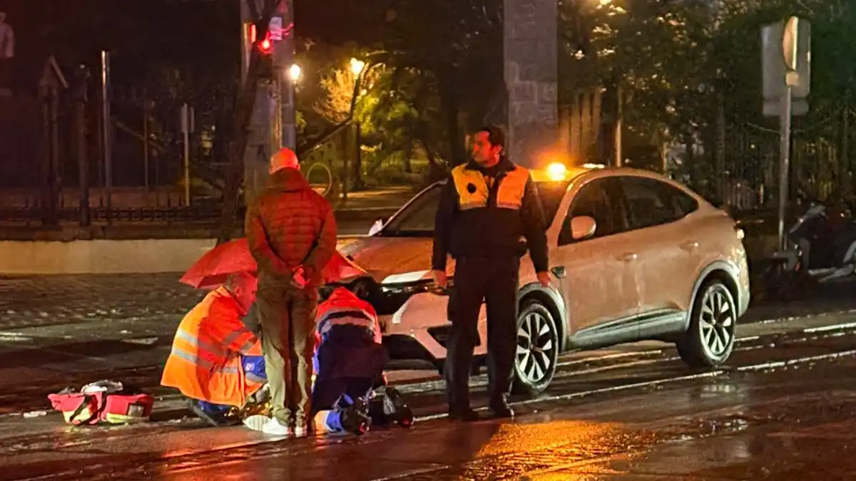 Sanitarios atienden a los heridos en el mismo lugar del atropello. 