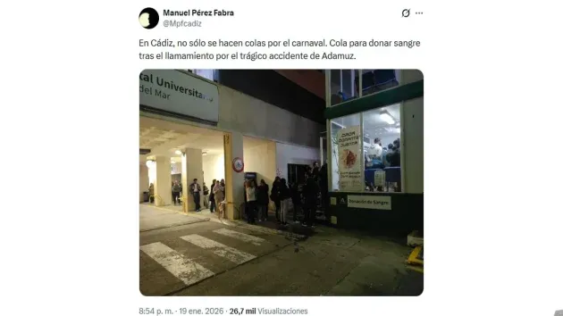 Personas haciendo cola para donar sangre en Cádiz.