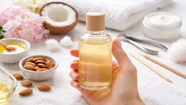 Mano sostiene un bote de quitaesmaltes.