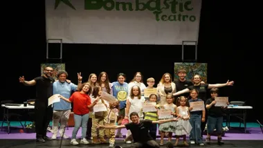 Niños y jóvenes en el escenario del teatro.