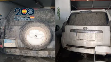 Imagen de los todoterrenos muy sucios en su parte trasera.