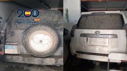 Imagen de los todoterrenos muy sucios en su parte trasera.