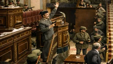 Guardia Civil, Tejero, con pistola en mano y en la tribuna del Congreso, hay más guardias civiles con metralletas.