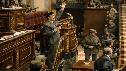 Guardia Civil, Tejero, con pistola en mano y en la tribuna del Congreso, hay más guardias civiles con metralletas.