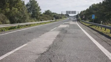 Asfalto parcheado y cuarteado en la A-480.