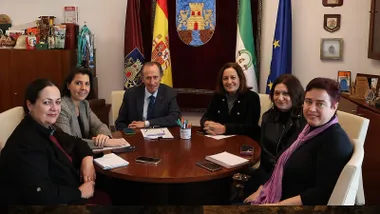 José María Román, alcalde de Chiclana, recibe a la junta directiva de AAMMA.