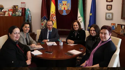 José María Román, alcalde de Chiclana, recibe a la junta directiva de AAMMA.