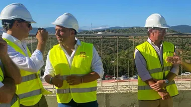 Manuel María Enríquez, CEO de ARTILAB, y el alcalde de Ubrique.