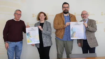 La delegada Manuela Pérez sostiene el cartel de AVINSAL en sus manos.