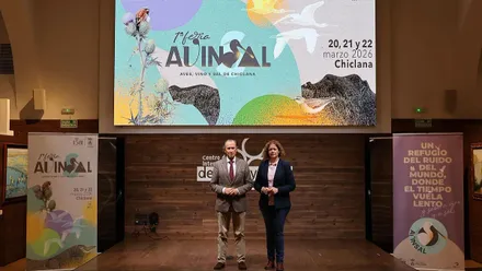 Presentación de AVINSAL en Chiclana con el alcalde José María Román y la delegada Manuela Pérez.